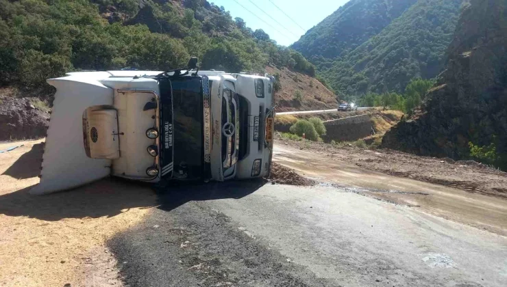 Tunceli’de Buğday Yüklü Tır Devrildi, 1 Kişi Yaralandı