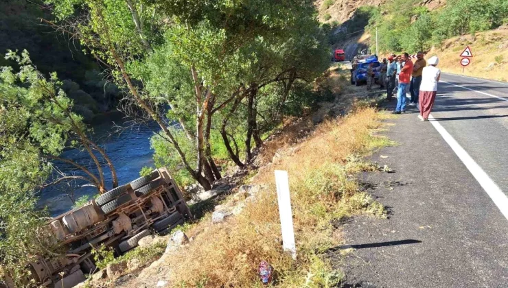 Tunceli’de Kamyon Şarampole Devrildi: 1 Yaralı