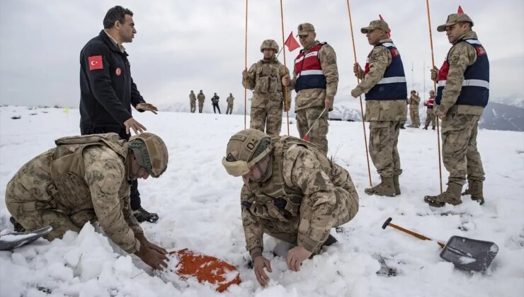 Tunceli’de Jandarma Komandolar Çığ Eğitimleri Alıyor